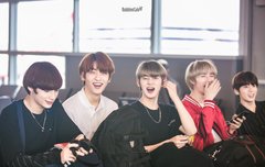 TXT단체 첨보는 모습이다8ㅅ8