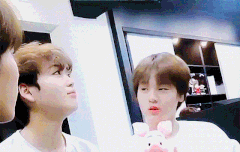 그럼 내일 기자회견에서 머리색