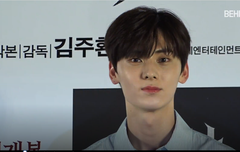 황민현 사자 시시회 VIP 포토월 반가워