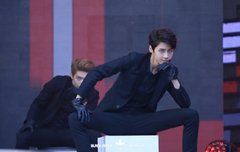 이진혁 올블랙 수트