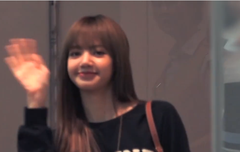 리사 오늘 출국 넘 예뻐