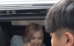 로제 오늘 입국 하트 수줍 ^^ 비하인드