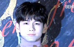 옹성우 오늘 구찌 포토월 존잘 ㄱㄱㅇ!