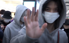 배진영 오늘 입국 눈맞춤 심멋~