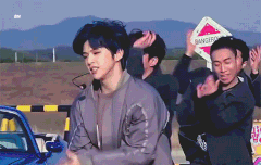 강다니엘 이 바지 진짜 잘어울리지않아?