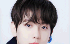 백현 더블유 5월호.gif