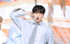 얘들아 마이크로 다른 가수분들 내려치기하는 사람들