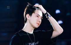 머리 쓸어올리는 세훈이