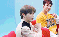 강다니엘 웃는거