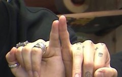 하... 손가락에다가... 타투에...