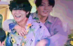 엉덩이 툭치는거 이제봄