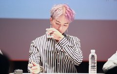 미노 껴안고 운다는 거 보고 궁금한건데