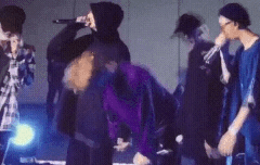 ㄱㅁ)))몰래 손잡는다 자꾸..