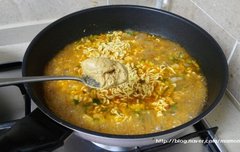 라면에 땅콩버터 넣으면 맛있음