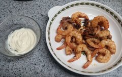 버터를 두른 팬에 새우를 볶으면 천상의 맛