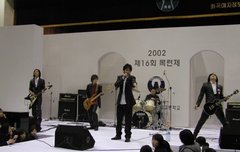 데뷔 전 공연 모습