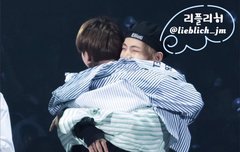 부ㅣ민 이 사진 왼이 너무 좋아하는게 보여서 기분 좋음