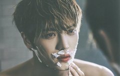 섹시하게 면도중인 서방님