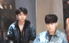 친근하게 악수하다 급 힘겨루기