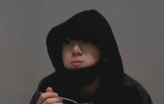 (왜 쳐다보지...?)