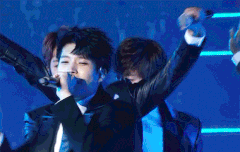 열창하는 멤버와 뒤에서 헤어 점검해주는 멤버