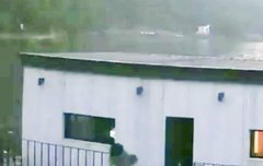 새벽에 ㅂ 수상가옥에서 나오는거