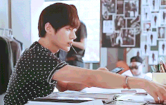 묭한테 정신팔려서 핸드폰 광고인거 까먹음