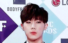 카메라 플래쉬에 지지 않는 아이돌 짤