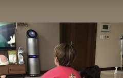 웬 애기 두명이 앉아있대