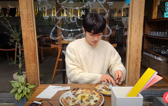 조각상의 피자먹방 너무 재밌어