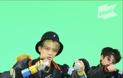 차라리 이런 의상으로