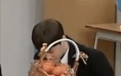 냄새 맡는 거 귀엽