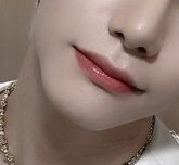 근데 입술 진짜 부럽다