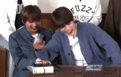 누가 아2패드를 치면서 웃냐구요