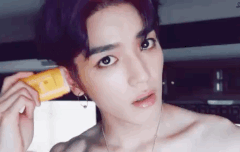 선크림 바르는 태용