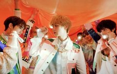 뒤에 두명은 방긋방긋인데요