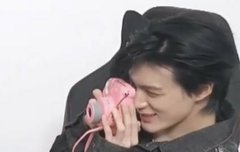 남친의 사진을 찍어주는 표정이란