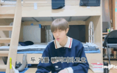 귀엽게 치킨먹는 동현이