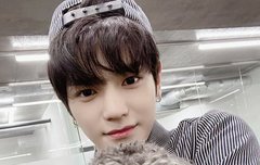 르네랑 셀카찍는 태용