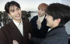 태양이 피부 까무잡잡한 편이지??