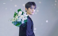 팬들한테 꽃다발 던져주는 태용