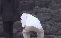 무언가를 줍는 태용