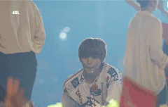 팬한테 장미 던져주는 태용