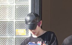 휴대폰 보는 태용