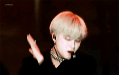 넋을 잃고 보게 되는..