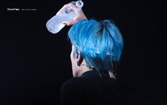 얼굴에 물 뿌리는 태용