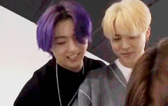 둘이 아주 딱 붙어서 뭐하니 국.민