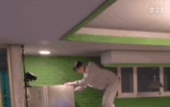 꾸깃꾸깃 구석으로 올라가는 문로아