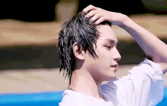 젖은 머리 넘기는 태용