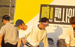 의자 집어 넣는 태용